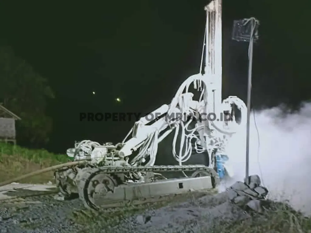 kegiatan drilling shift malam pt maleo rachma indo abadi di bendungan karalloe