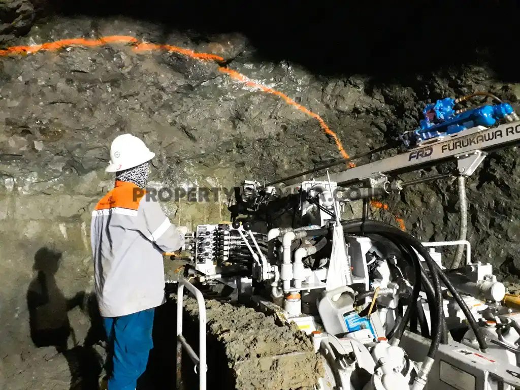 kegiatan drilling di tunnel bendungan leuwikeris