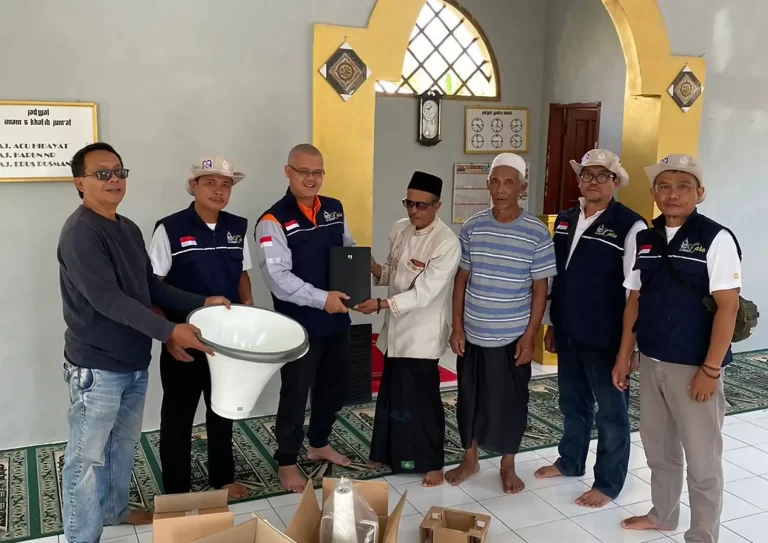 Serah Terima Bantuan Speaker Masjid Cihaur Kabupaten Tasikmalaya