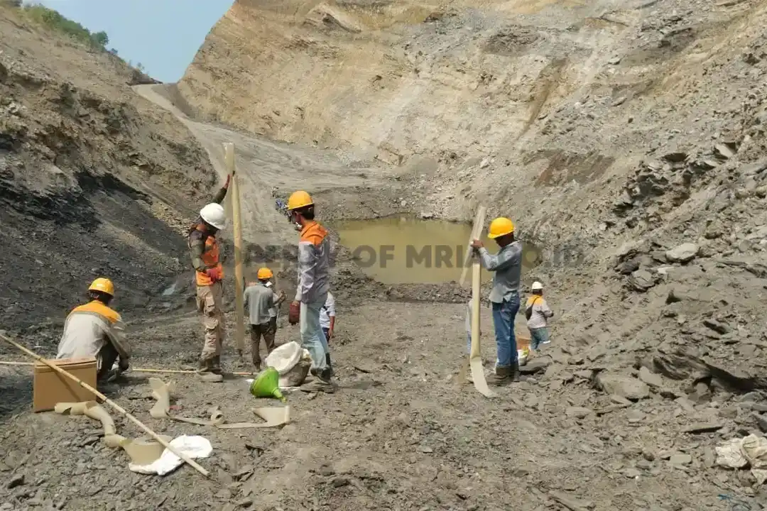 kegiatan charging PT MRIA di tambang batu bara site binuang