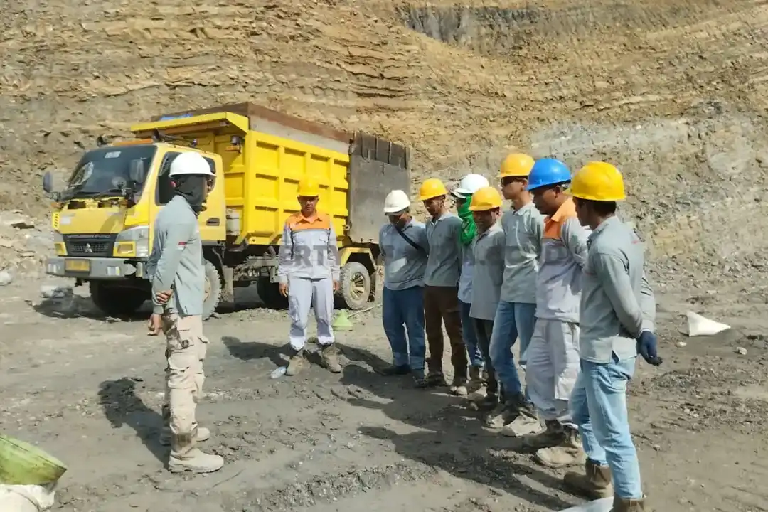 Kegiatan Toolbox Meeting sebelum memulai kegiatan