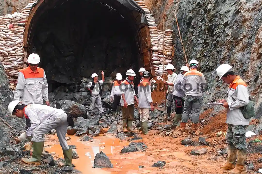 kegiatang blasting di tunnel bendungan Tapin