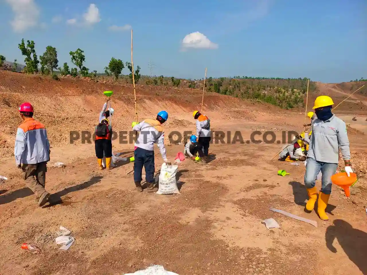 Crew PT MRIA Site Probowangi sedang melakukan kegiatan charging sebelum blasting