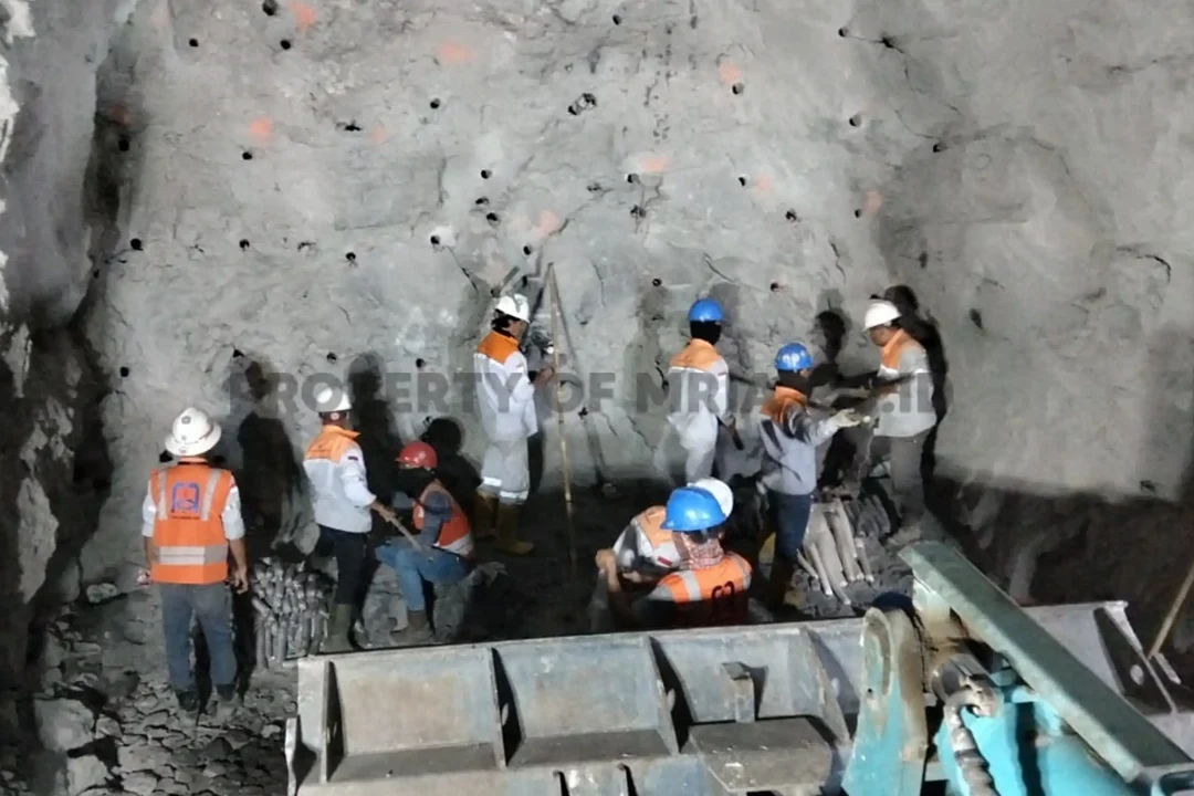 Proses Charging PT MRIA di Tunnel Bendungan Bagong