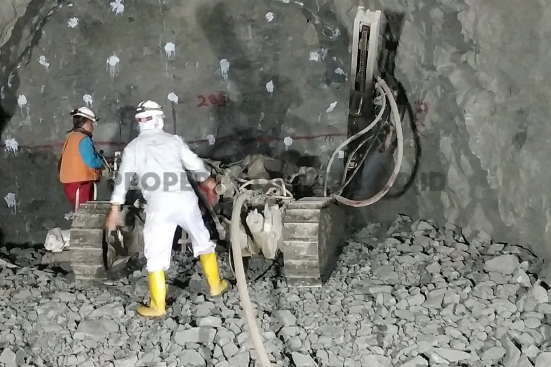 Tim Drilling PT MRIA di Tunnel Bendungan Bagong