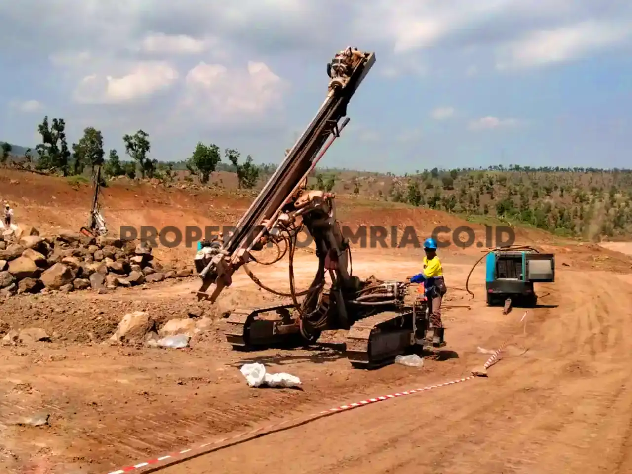 Alat yang digunakan untuk kegiatan drilling PT MRIA di Site Probowangi yaitu Crawler Rock Drill