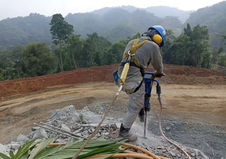 Kegiatan drilling menggunakan jack drill di site Padang-Sicincin