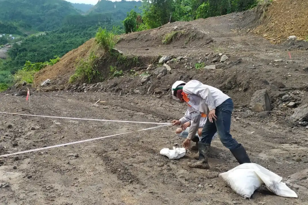 kegiatan surveying untuk menentukan titik ledak baru